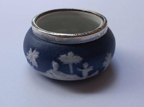 A FANTASTIC ANTIQUE JASPER WARE OPEN SALT WITH 1906 / 1907 LONDON HALLMARKED SILVER RIM