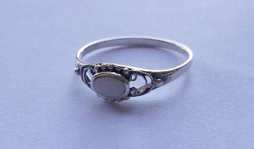 A DAINTY AND CLASSY STERLING SILVER RING WITH A MOTHER OF PEARL COLORED INSET ....SWEET