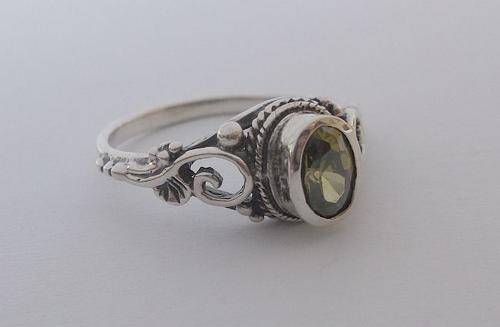 A GORGEOUS STERLING SILVER RING SET WITH A FACETED GREEN STONE .....