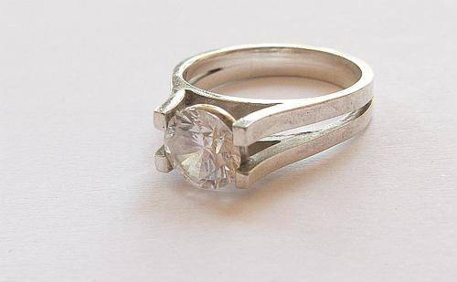 A BRILLIANTLY DESIGNED STERLING SILVER RING SET WITH A SINGLE FACETED STONE ....WOW !! WOW !!
