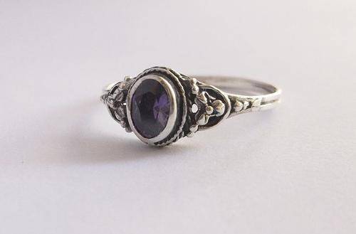 WOW !! A LOVELY STERLING SILVER RING WITH FLORAL DESIGN AND FACETED PURPLE STONE