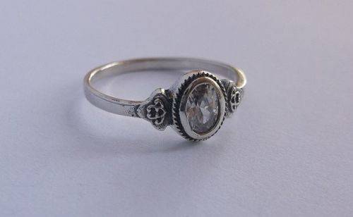A BEAUTIFUL DAINTY STERLING SILVER RING SET WITH A FACETED CLEAR STONE....WOW !!!