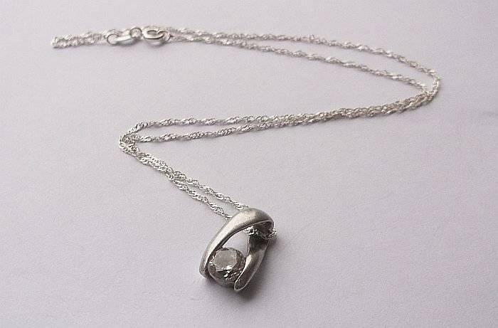 A DAINTY STERLING SILVER NECKLACE WITH AN ELEGANT FACETED STONE SET STERLING SILVER PENDANT !!! NICE