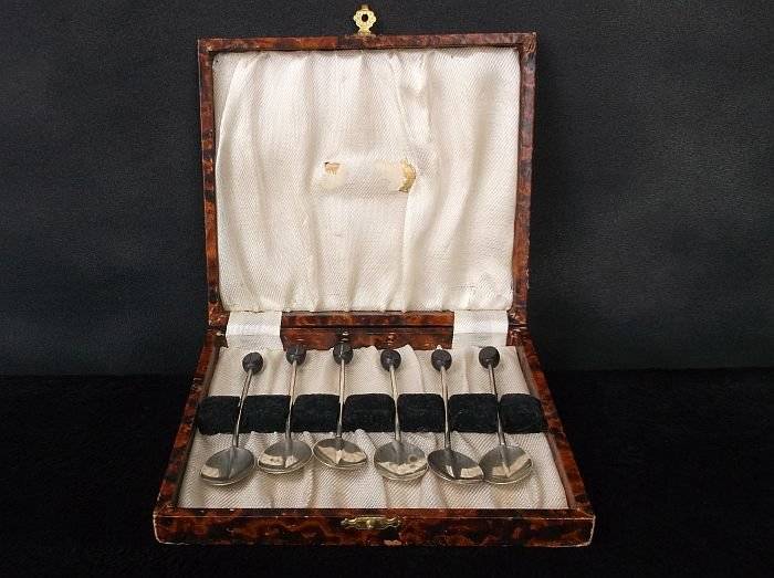 A MARVELOUS RARE HALLMARKED SILVER SPOON SET IN ORIGINAL BOX ...1925...ADIE BROS !!! COOL !!!