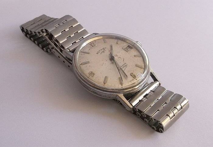 A GREAT LOOKING WORKING VINTAGE MENS WIND UP ROTARY WRISTWATCH WITH DATE WINDOW...WOW !!!!