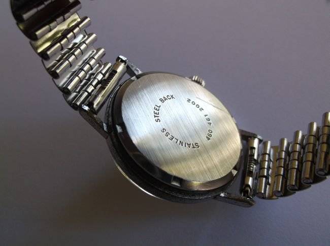 A GREAT LOOKING WORKING VINTAGE MENS WIND UP ROTARY WRISTWATCH WITH DATE WINDOW...WOW !!!!