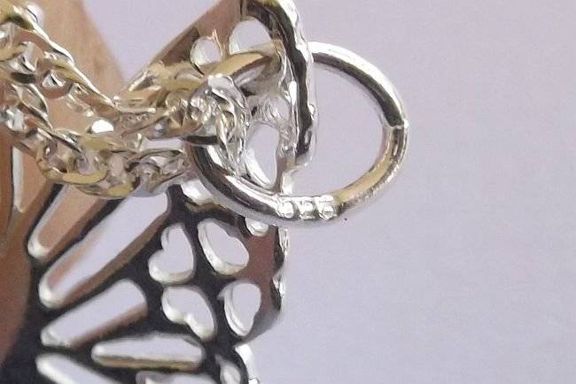 A LOVELY TWIST DESIGN 45 CM STERLING SILVER NECKLACE PLUS A STERLING SILVER BUTTERFLY PENDANT !!!