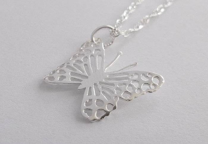 A LOVELY TWIST DESIGN 45 CM STERLING SILVER NECKLACE PLUS A STERLING SILVER BUTTERFLY PENDANT !!!