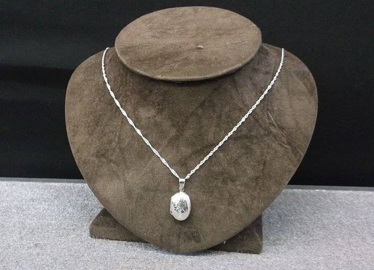 LAST ONE !!!! A STERLING SILVER ENGRAVED LOCKET PENDANT WITH A 45 CM STERLING SILVER NECKLACE ...