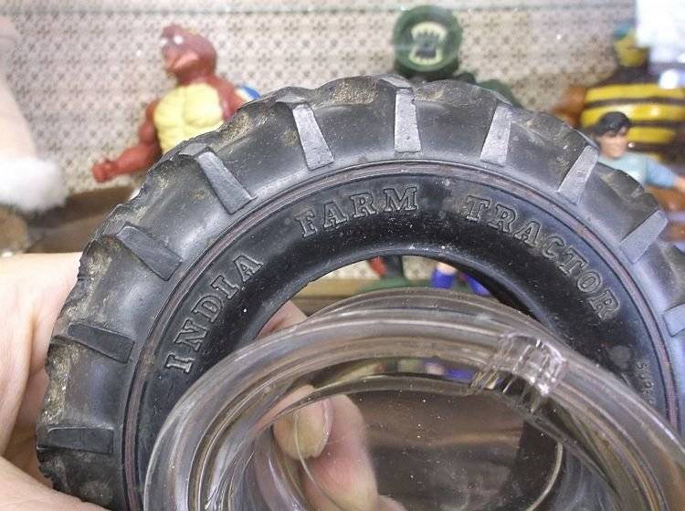EXCEPTIONALLY RARE !! A VINTAGE " INDIA FARM TRACTOR " TYRE ASHTRAY ...IN SUID AFRIKA VERVAARDIG ...