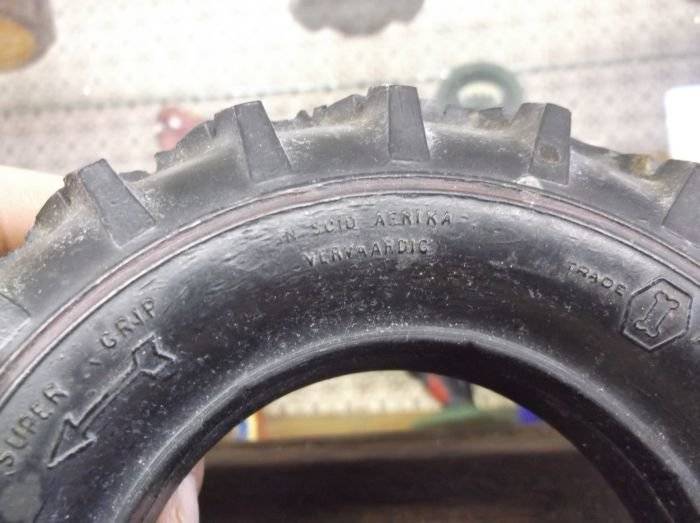 EXCEPTIONALLY RARE !! A VINTAGE " INDIA FARM TRACTOR " TYRE ASHTRAY ...IN SUID AFRIKA VERVAARDIG ...