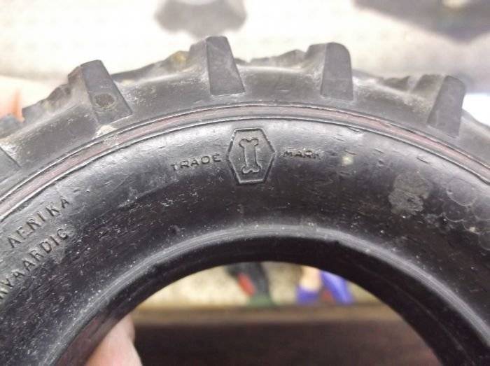 EXCEPTIONALLY RARE !! A VINTAGE " INDIA FARM TRACTOR " TYRE ASHTRAY ...IN SUID AFRIKA VERVAARDIG ...