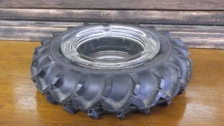 EXCEPTIONALLY RARE !! A VINTAGE " INDIA FARM TRACTOR " TYRE ASHTRAY ...IN SUID AFRIKA VERVAARDIG ...