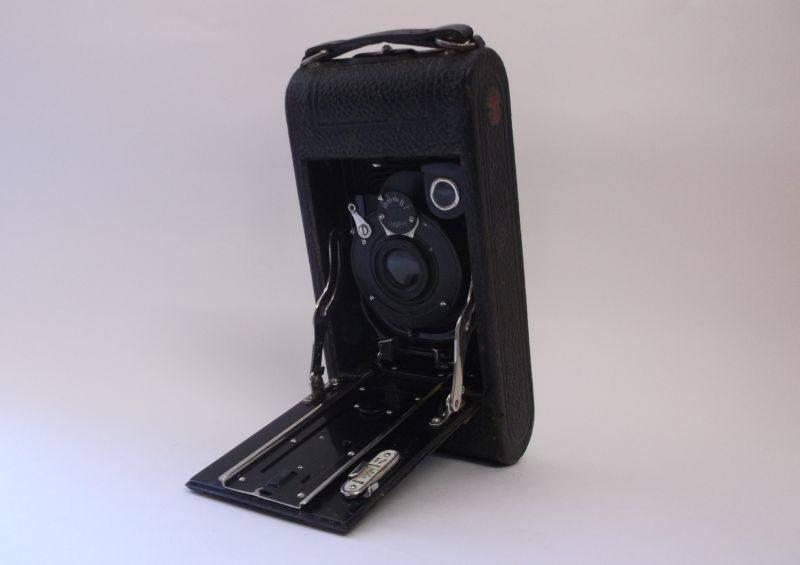 A REMARKABLE RARE VINTAGE GERMAN FOLDING CAMERA BY CERTO KAMERAWERK OF DRESDEN...WOW !!!!!