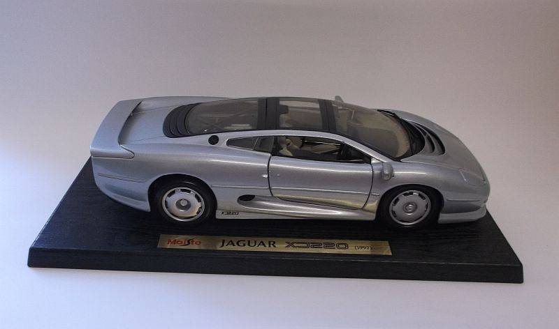 EXTRAORDINARY !! A DIE CAST METAL 1:18 SCALE MODEL OF THE 1992 JAGUAR XJ220 ....WOW....!!!!
