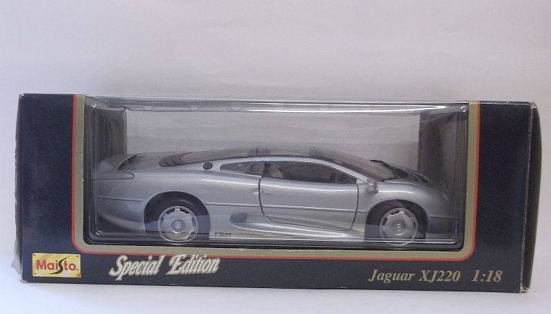 EXTRAORDINARY !! A DIE CAST METAL 1:18 SCALE MODEL OF THE 1992 JAGUAR XJ220 ....WOW....!!!!