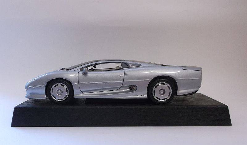 EXTRAORDINARY !! A DIE CAST METAL 1:18 SCALE MODEL OF THE 1992 JAGUAR XJ220 ....WOW....!!!!