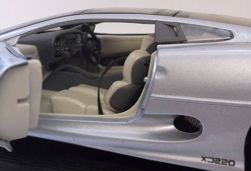 EXTRAORDINARY !! A DIE CAST METAL 1:18 SCALE MODEL OF THE 1992 JAGUAR XJ220 ....WOW....!!!!
