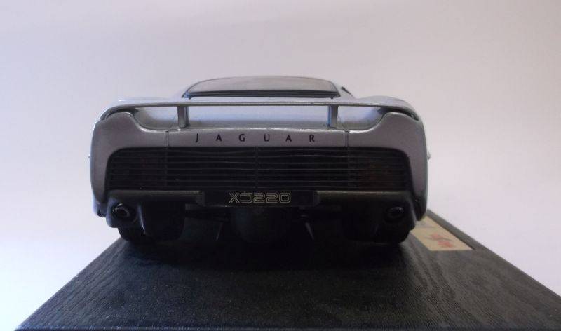 EXTRAORDINARY !! A DIE CAST METAL 1:18 SCALE MODEL OF THE 1992 JAGUAR XJ220 ....WOW....!!!!