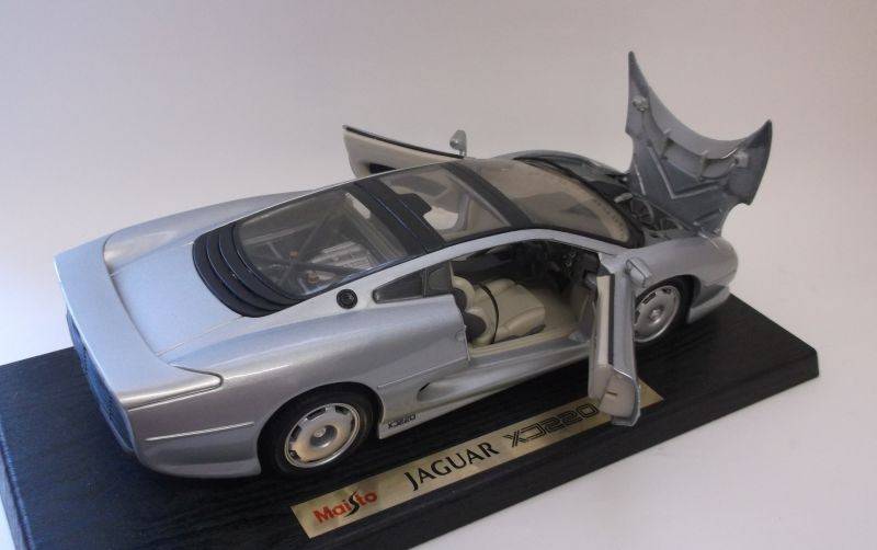 EXTRAORDINARY !! A DIE CAST METAL 1:18 SCALE MODEL OF THE 1992 JAGUAR XJ220 ....WOW....!!!!