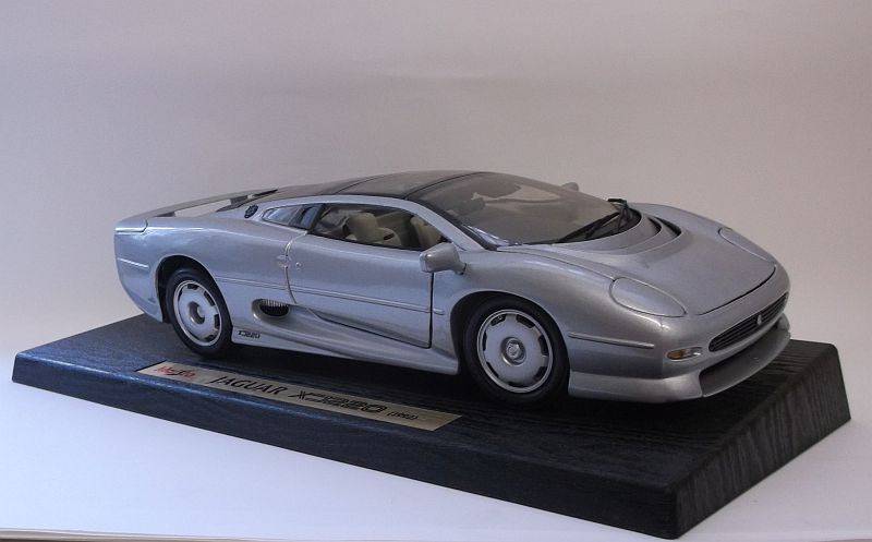 EXTRAORDINARY !! A DIE CAST METAL 1:18 SCALE MODEL OF THE 1992 JAGUAR XJ220 ....WOW....!!!!