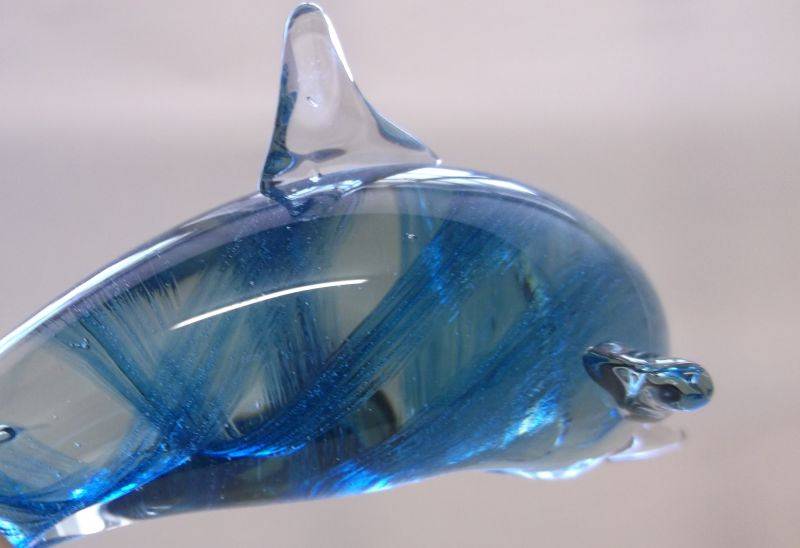 A FANTASTIC QUALITY VINTAGE BLOWN GLASS DOLPHIN PAPERWEIGHT WITH INTERNAL SWIRLS