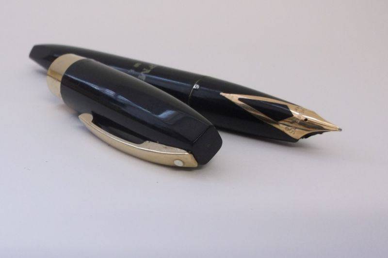 A TOP CLASS VINTAGE SHAEFFERS PFM-III FOUNTAIN PEN WITH 14 CT NIB PLUS BOX AND INSTRUCTIONS !!