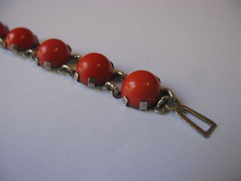 WOW !! A STUNNING VINTAGE SOLID SILVER BRACELET SET WITH GENUINE CABOCHON CORAL ...AWESOME !!