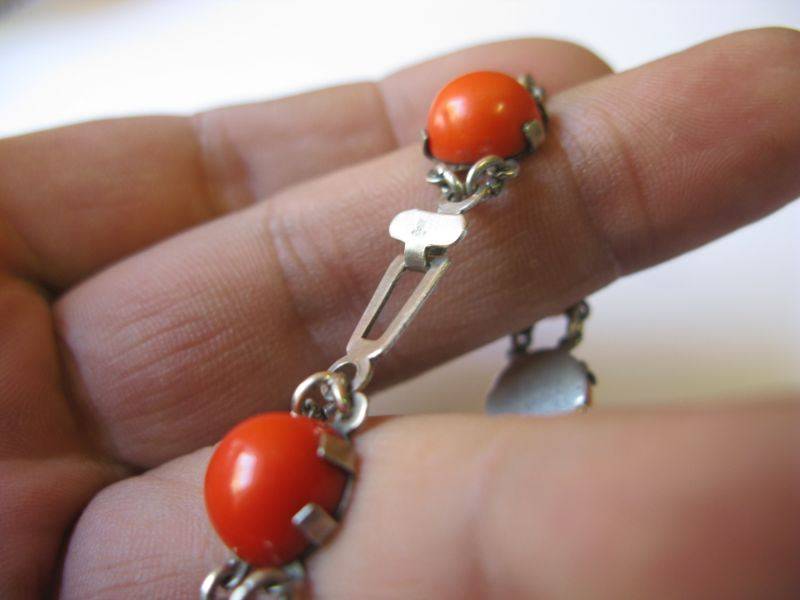 WOW !! A STUNNING VINTAGE SOLID SILVER BRACELET SET WITH GENUINE CABOCHON CORAL ...AWESOME !!