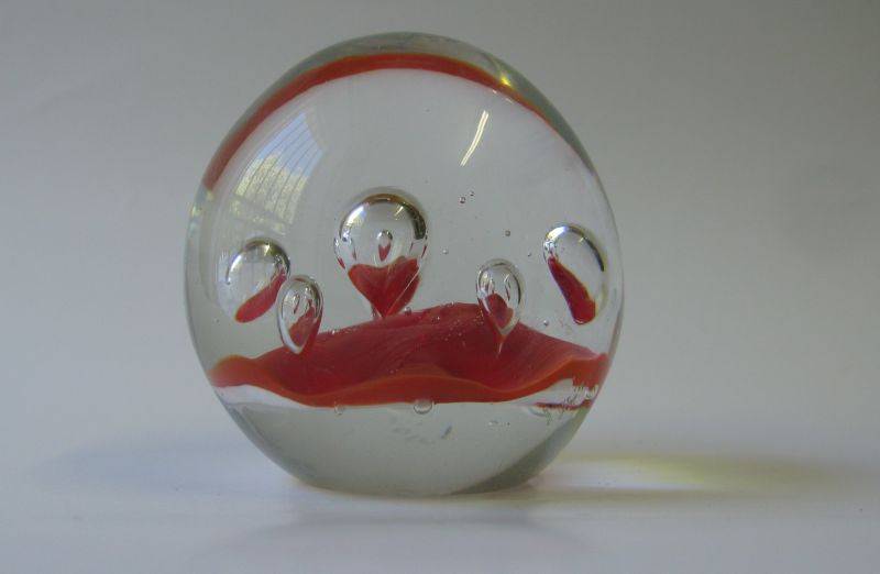 A FABULOUS VINTAGE SOLID GLASS PAPERWEIGHT WITH RED LAVA LOOK DECORATION AND BUBBLES !! WOW !!
