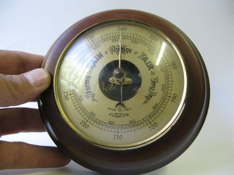 WOW !! A GREAT LOOKING VINTAGE BAROMETER MADE IN ITALY .... NICE FIND FOR THE COLLECTOR !!