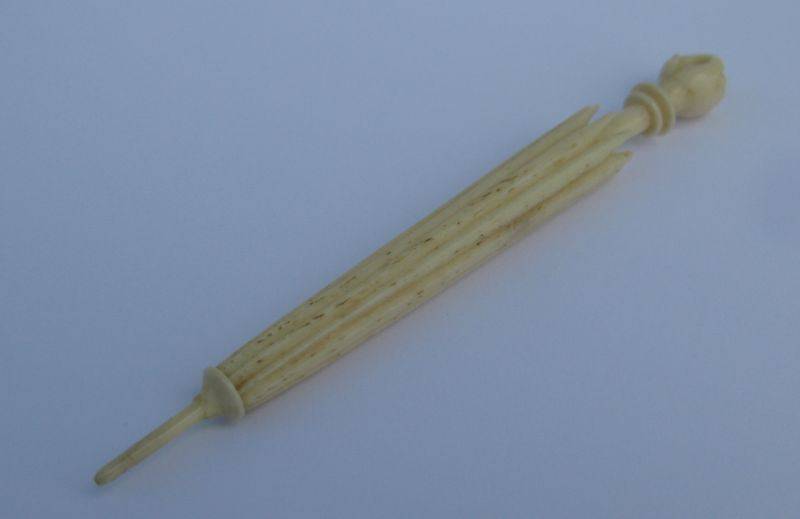 RARE !!! AN ANTIQUE FRENCH 19TH CENTURY CARVED BONE PARASOL ETUI ( NEEDLE CASE ) WITH HAND DETAIL
