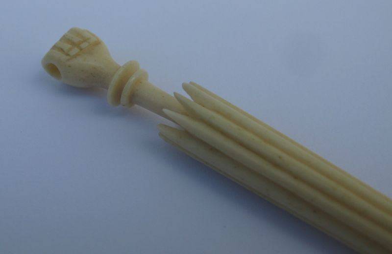 RARE !!! AN ANTIQUE FRENCH 19TH CENTURY CARVED BONE PARASOL ETUI ( NEEDLE CASE ) WITH HAND DETAIL