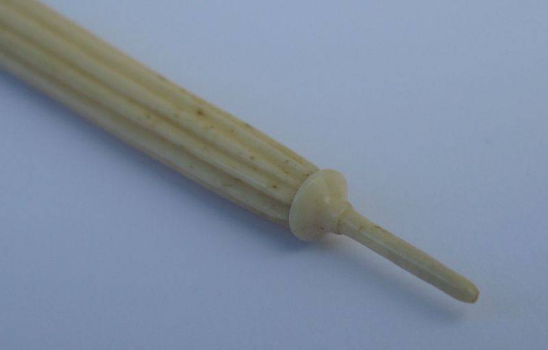 RARE !!! AN ANTIQUE FRENCH 19TH CENTURY CARVED BONE PARASOL ETUI ( NEEDLE CASE ) WITH HAND DETAIL