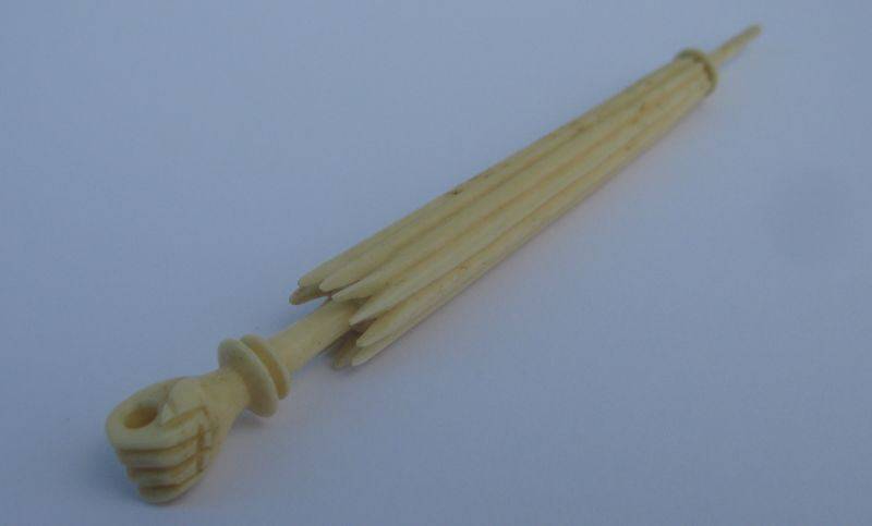 RARE !!! AN ANTIQUE FRENCH 19TH CENTURY CARVED BONE PARASOL ETUI ( NEEDLE CASE ) WITH HAND DETAIL