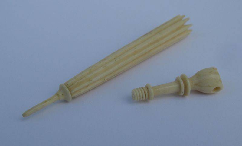 RARE !!! AN ANTIQUE FRENCH 19TH CENTURY CARVED BONE PARASOL ETUI ( NEEDLE CASE ) WITH HAND DETAIL