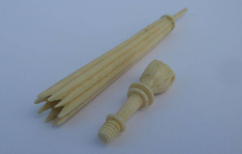 RARE !!! AN ANTIQUE FRENCH 19TH CENTURY CARVED BONE PARASOL ETUI ( NEEDLE CASE ) WITH HAND DETAIL
