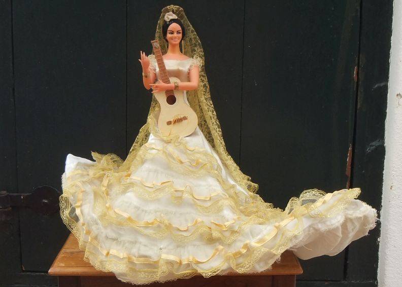 THE EPITOME OF KITCH !! A VINTAGE SPANISH MUSICIAN ORNAMENTAL DOLL IN HUGE FASHION ATTIRE !! WOW