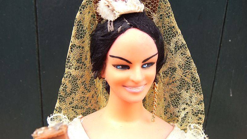THE EPITOME OF KITCH !! A VINTAGE SPANISH MUSICIAN ORNAMENTAL DOLL IN HUGE FASHION ATTIRE !! WOW