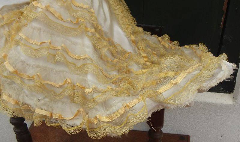 THE EPITOME OF KITCH !! A VINTAGE SPANISH MUSICIAN ORNAMENTAL DOLL IN HUGE FASHION ATTIRE !! WOW