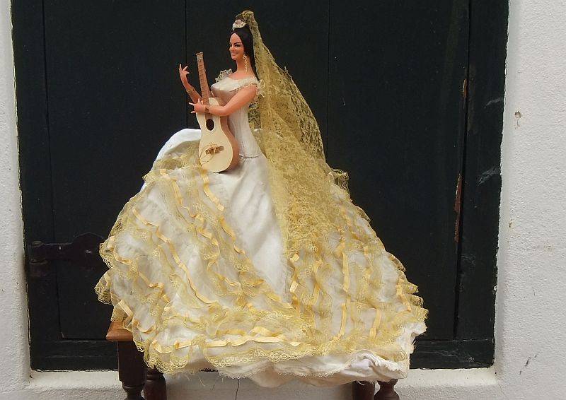 THE EPITOME OF KITCH !! A VINTAGE SPANISH MUSICIAN ORNAMENTAL DOLL IN HUGE FASHION ATTIRE !! WOW