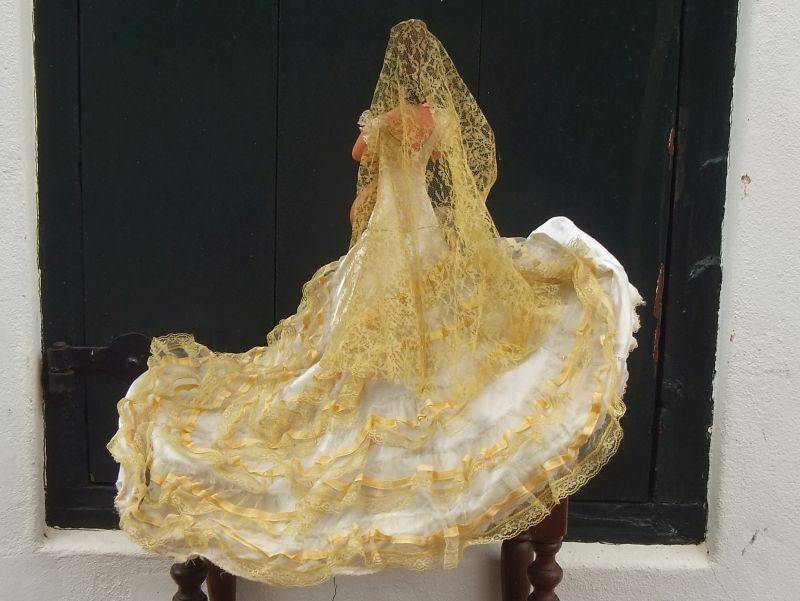 THE EPITOME OF KITCH !! A VINTAGE SPANISH MUSICIAN ORNAMENTAL DOLL IN HUGE FASHION ATTIRE !! WOW