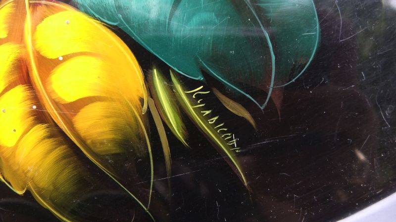 A BEAUTIFUL LARGE SIGNED HAND PAINTED RUSSIAN METAL TRAY WITH AMAZING DETAIL !! BETTER THAN PICS !!