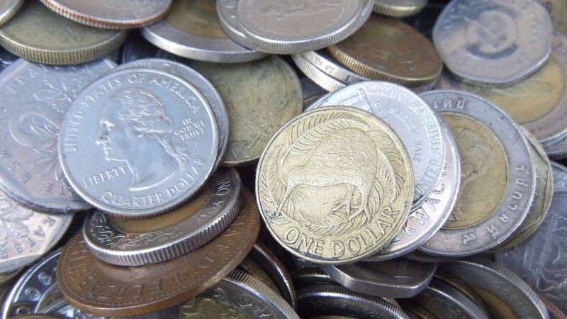 WICKED !! COLLECTION OF 440 WORLD COINS ..CANADA..AFRICAN..ENGLAND..USA..NEW ZEALAND !! BID FOR ALL