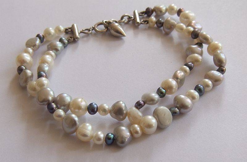 WOW !! AN ELEGANT DOUBLE STRAND GENUINE PEARL BRACELET WITH SOLID STERLING SILVER DESIGNER CLASP !!