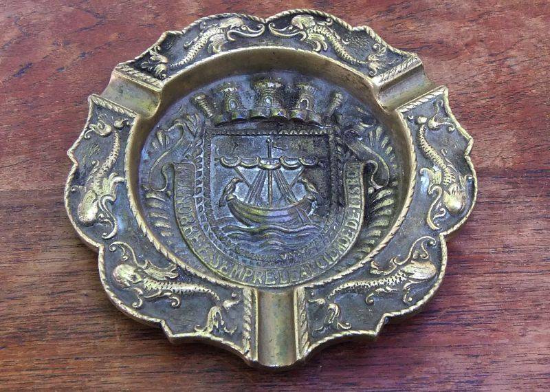 A FABULOUS HEAVY SOLID BRASS VINTAGE PIPE SMOKERS ASHTRAY WITH THE COAT OF ARMS OF LISBON !! AWESOME