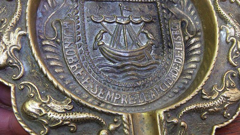 A FABULOUS HEAVY SOLID BRASS VINTAGE PIPE SMOKERS ASHTRAY WITH THE COAT OF ARMS OF LISBON !! AWESOME