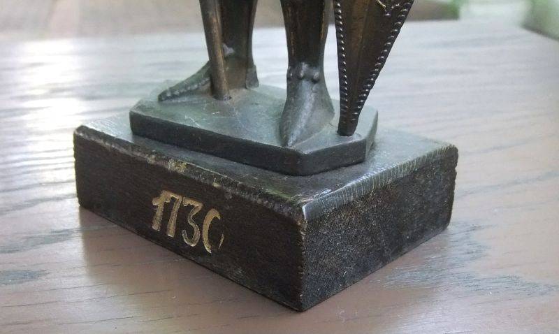 A TOTALLY COOL OLD SOLID METAL KNIGHT STATUE WITH WEAPON ON WOOD BASE !! WHAT A WEIGHT !!