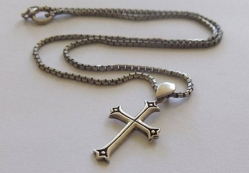 A QUALITY VINTAGE STERLING SILVER NECKLACE WITH A DESIGNER STAMPED STERLING SILVER CROSS PENDANT !!