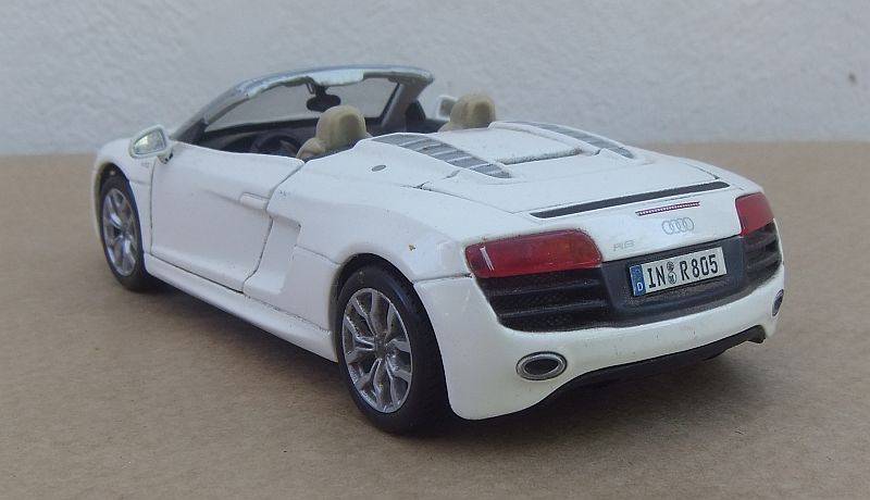 A SUPER COOL DIE CAST METAL 1:24 SCALE MODEL OF THE AUDI R8 SPYDER ....GREAT DETAILING !!